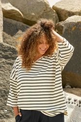 Oversize bluse med moderne striber.