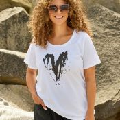 Stilren T-shirt med hjerteprint.