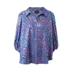 En statement-bluse, der lyser op i din garderobe.