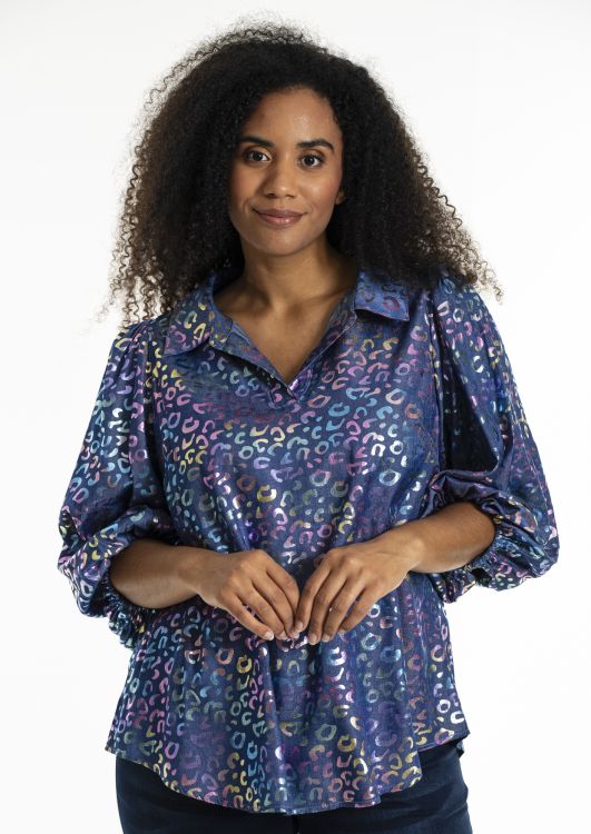 Glamourøs bluse fra Studio med glitrende dyreprint.