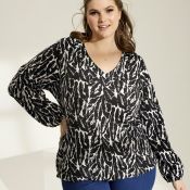 Moderne plussize bluse med dyreprint, langærmet design og V-udskæring. Komfort og stil til enhver lejlighed. Størrelser 42-60.