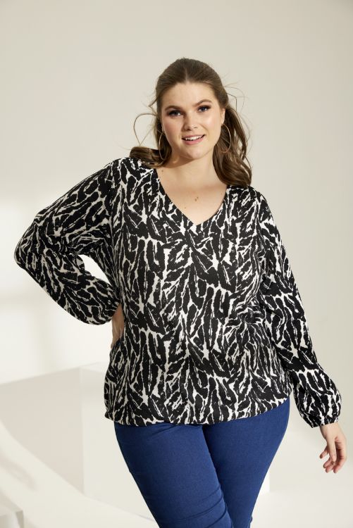 Moderne plussize bluse med dyreprint, langærmet design og V-udskæring. Komfort og stil til enhver lejlighed. Størrelser 42-60.