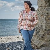 Satinbluse i et smukt, livligt mønster.