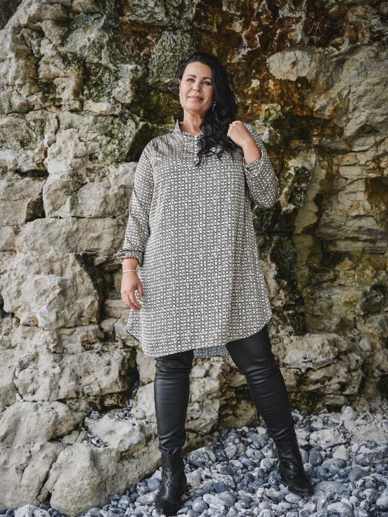 Smuk satin-kjole i elegant A-form