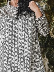 Stående krave med fine stikninger for et sofistikeret look