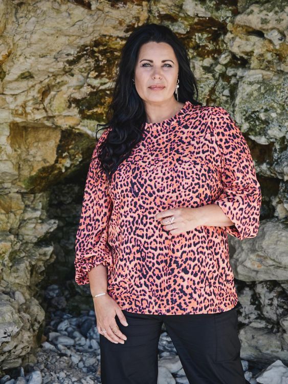 Zoey Leigh bluse – Farverigt dyreprint og feminin pasform
