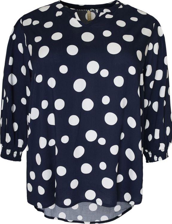 Let og luftig bluse med prikker og elegante detaljer.