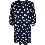 Flot viskosekjole med prikket mønster og løs pasform.