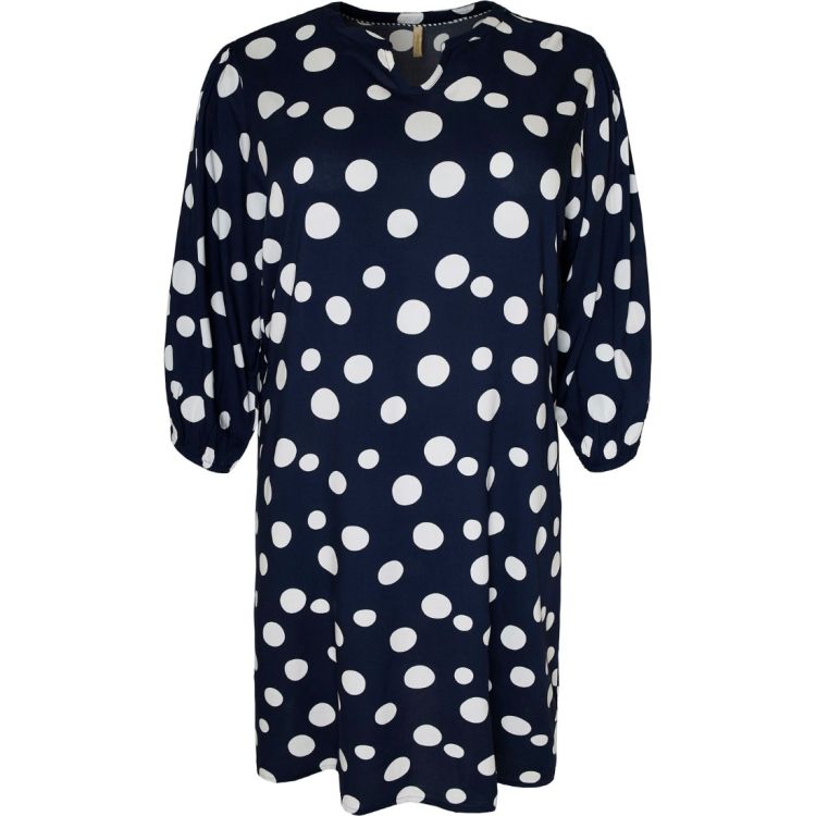 Flot viskosekjole med prikket mønster og løs pasform.