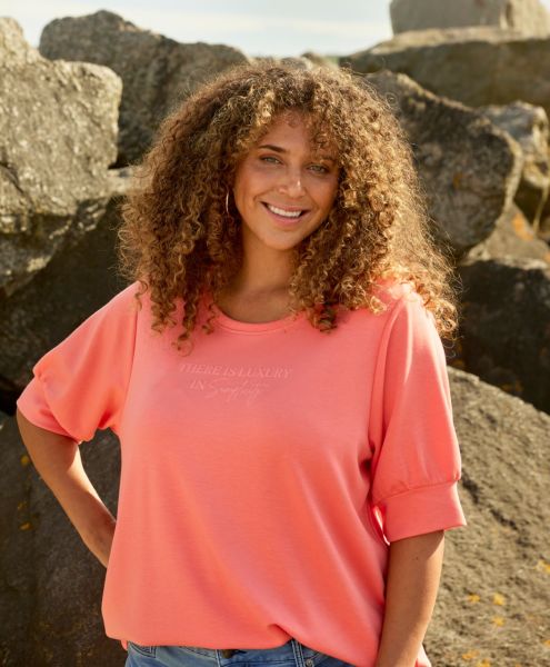 Mya bluse fra Zhenzi – Blød, elegant og tidløs til enhver stil
