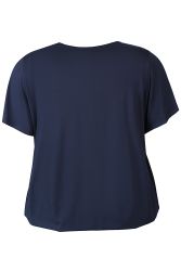 En klassisk og alsidig bluse, der kan styles til enhver lejlighed.