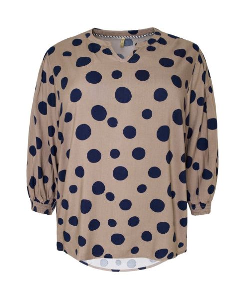 Let og luftig bluse med prikker og elegante detaljer.