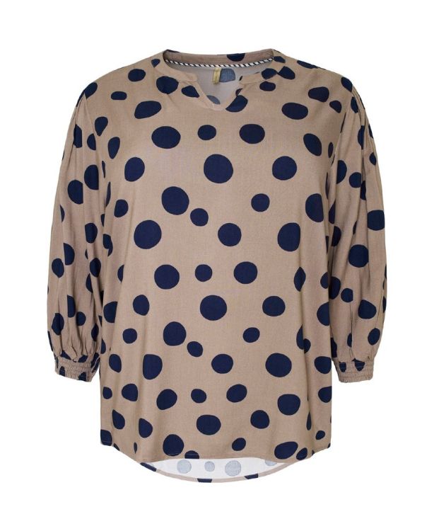 Let og luftig bluse med prikker og elegante detaljer.