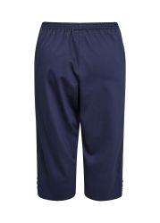 Skab et cool look med en enkel bluse og loafers