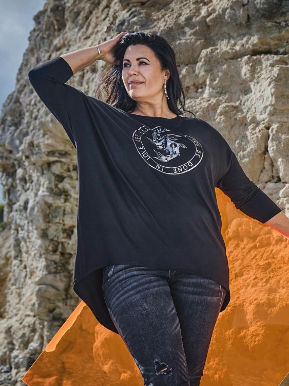 Zoey Jade bluse i viskose – sort bluse med flot print og lang ryg