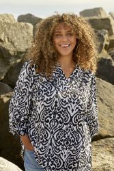 Ghia Bluse fra Zhenzi – Elegant viskosebluse med smukt mønster
