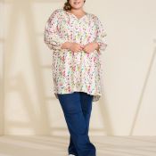 Let og luftig tunika med et farverigt blomsterprint – perfekt til foråret.