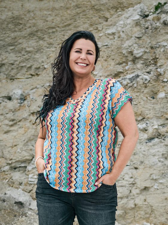Blød og let bluse med et farverigt zigzag-mønster – perfekt til enhver lejlighed