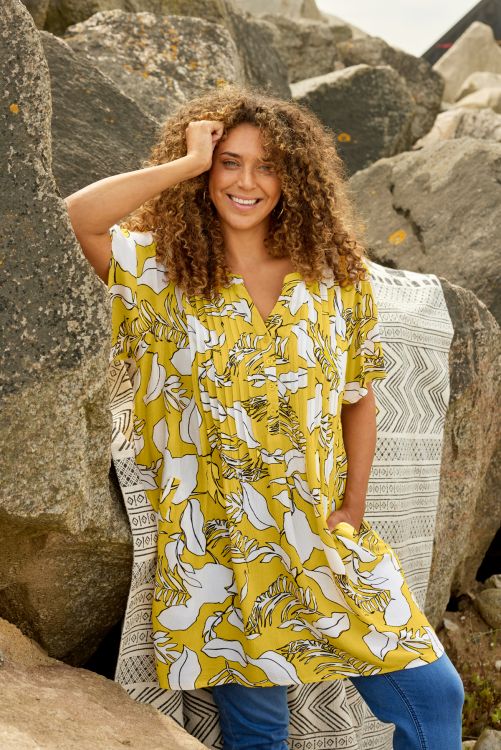 Gwen Tunika i Gul Viskose – Stilfuldt og Luftigt