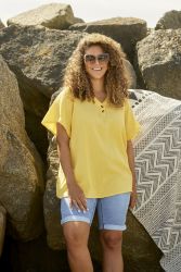 Stilfuld gul bluse med dekorative knapper.