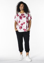 Hvid bluse med pink blomsterprint og løs pasform
