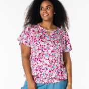 Camilla Bluse fra Studio – Frisk blomsterprint med smock elastik