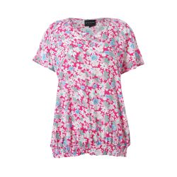 Let og behagelig bluse med smockdetalje nederst.
