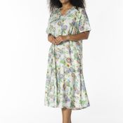 Let kjole med v-hals og praktiske lommer