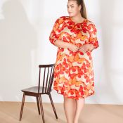 Kjole med let fald og skønt print – perfekt til sommer