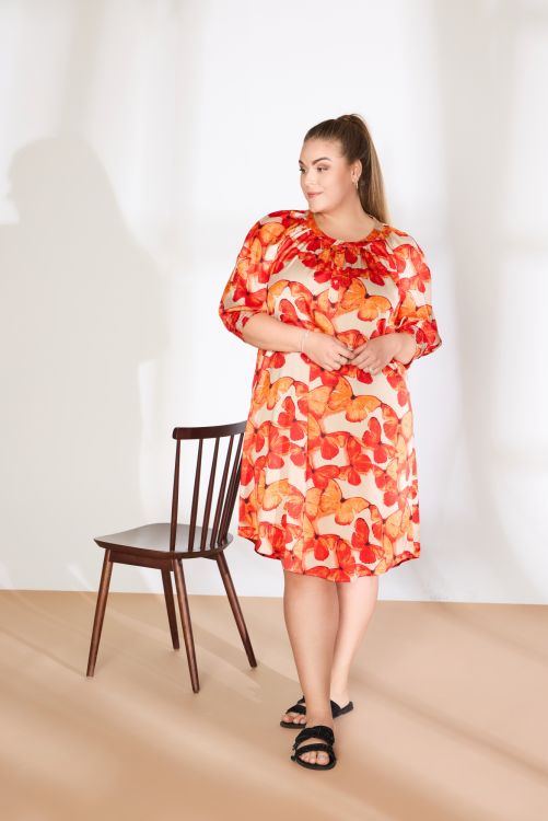 Kjole med let fald og skønt print – perfekt til sommer