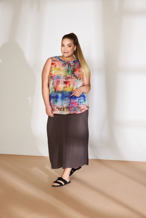 Farverig ærmeløs top med let A-facon fra No. 1 By Ox