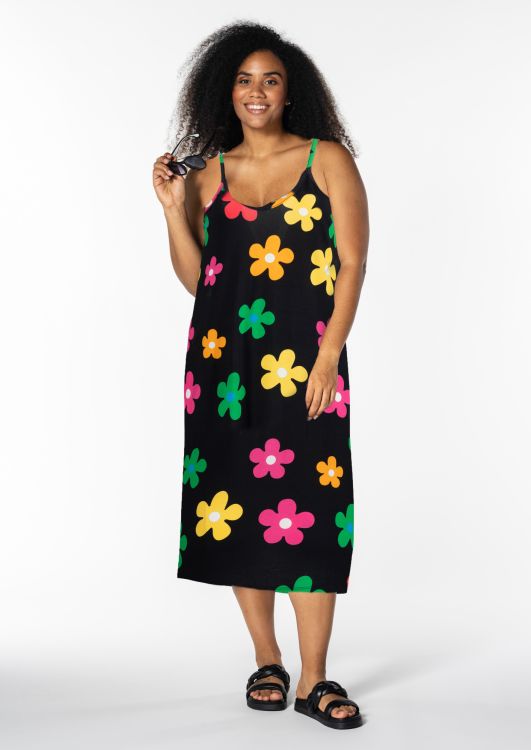 Kittie Kjole fra Studio – Sort sommerkjole med blomsterprint