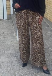 7/8 leopardbukser i viskose med løs pasform