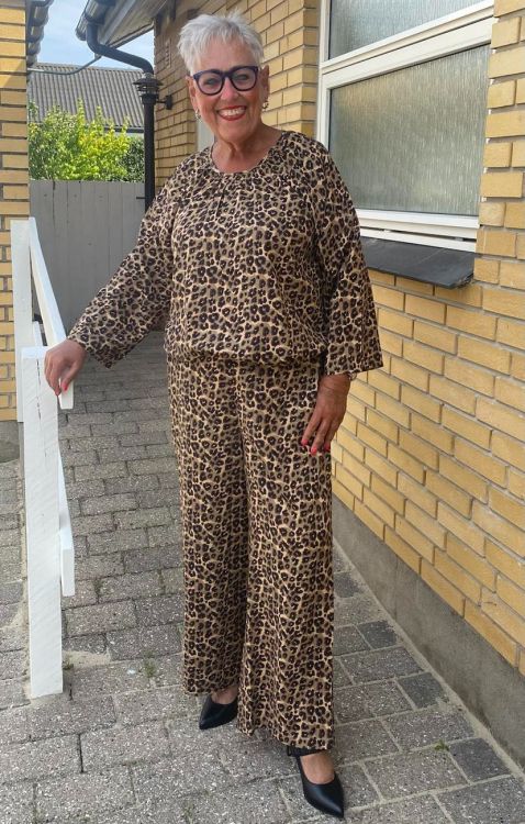 Leopardbluse i viskose med rynker ved halsen