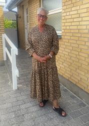 Leopardkjole i viskose med v-hals og 3/4-ærmer