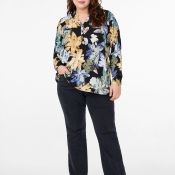 Moderne blomstret plussize skjortebluse med lange ærmer, diskret V-udskæring og casual pasform. Perfekt til både hverdag og kontorbrug.