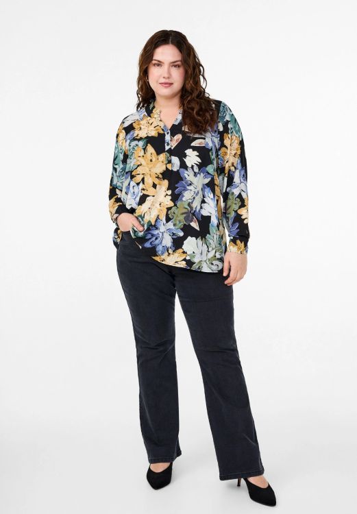 Moderne blomstret plussize skjortebluse med lange ærmer, diskret V-udskæring og casual pasform. Perfekt til både hverdag og kontorbrug.
