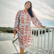 Zoey kjole i 100% viskose med farverigt zigzagmønster