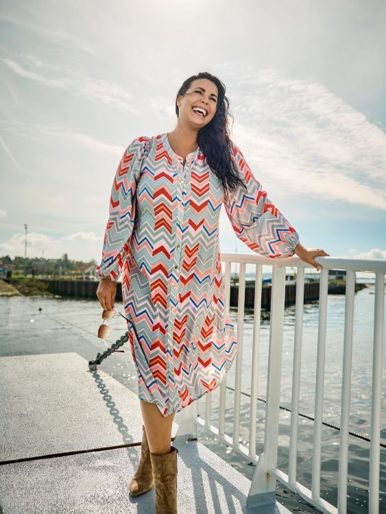 Zoey kjole i 100% viskose med farverigt zigzagmønster