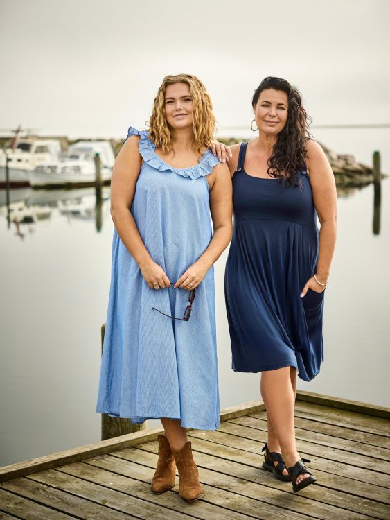 Zoey navy kjole i A-facon – viskosekvalitet med stræk