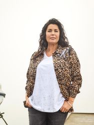 Nova T-shirt med let shine og V-hals – fra Zoey