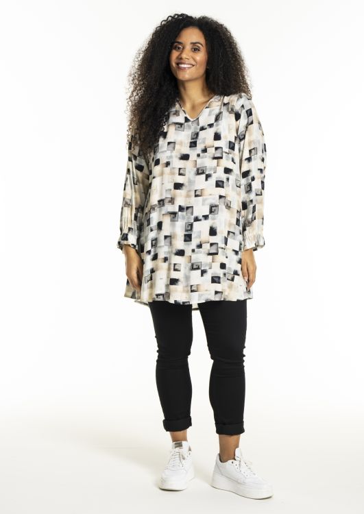 Tanja tunika fra Studio i løs A-facon og moderne print