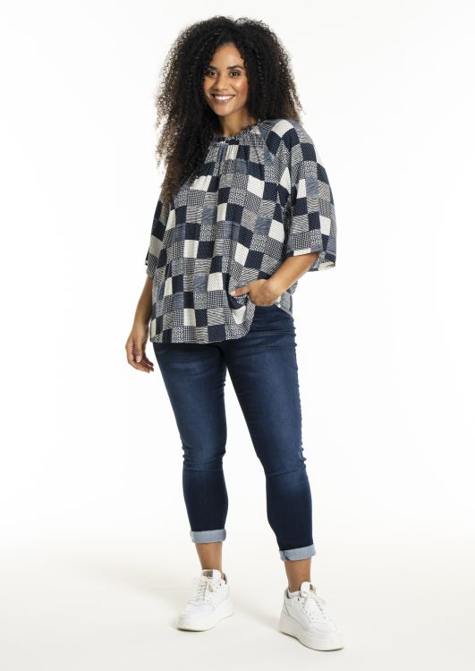 Leni bluse fra Studio – Ternet viskose og løs A-facon