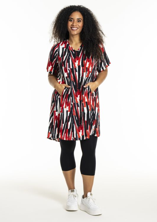Birgitte kjole fra Studio – A-facon og rødt stribeprint