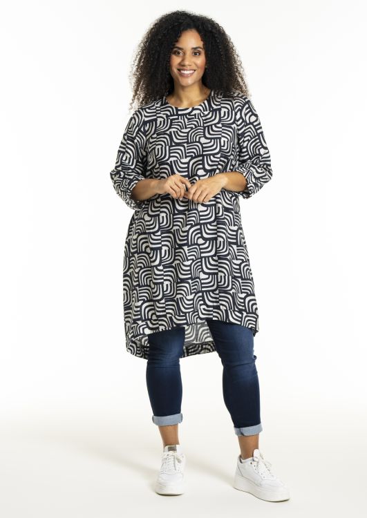 Lonetta kjole fra Studio – Navy print og rund halsudskæring