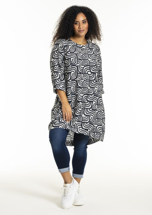 Lonetta kjole fra Studio i navy og hvidt grafisk print