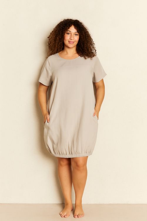 Amin Bomulds Kjole i Sand fra Zhenzi