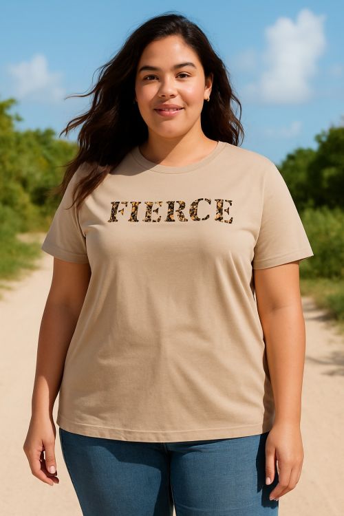 Sandfarvet T-shirt med leopardprintet tekst