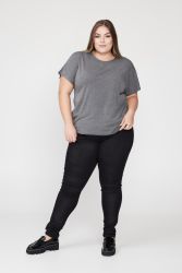 T-shirten har korte ærmer
