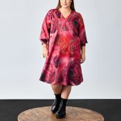 Kjole fra No. 1 By Ox i pink og rød marmoreffekt